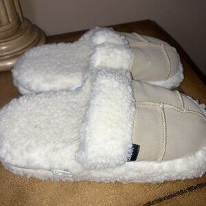 CONAIR FOOT VIBES MASSAGING SLIPPERS FOR WOMAN 6-10/MEN 6-9 New In Box